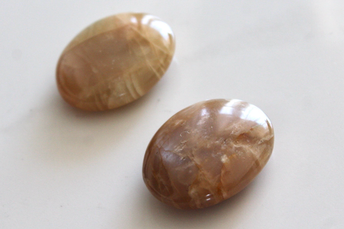 Moonstone Palm Stone – Intuition, Feminine Energy & Calm